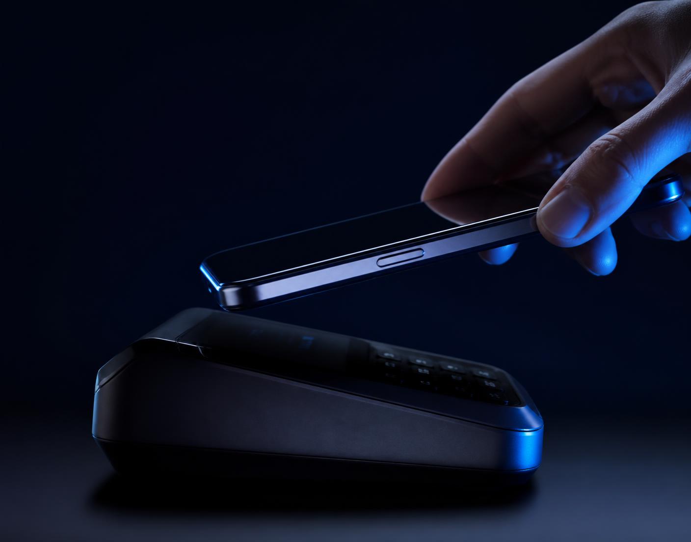 Smartphone bei einer kontaktlosen Zahlung an einem mobilen Kartenterminal